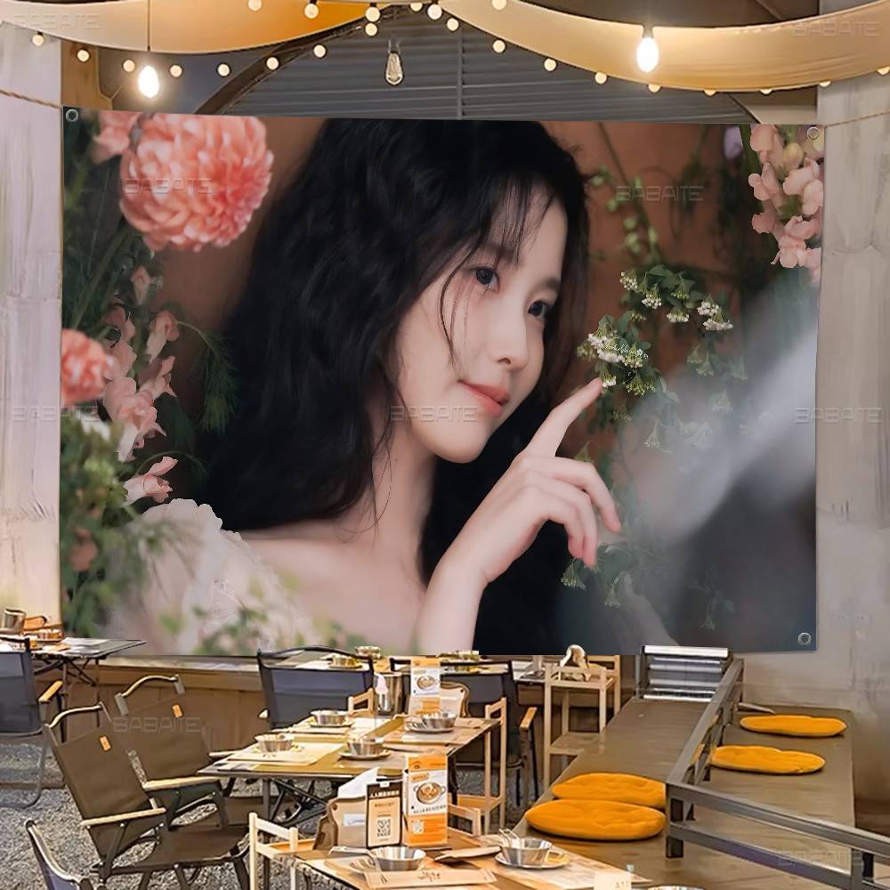 Commercial Printing Company - Penyanyi Korea IU Mempamerkan Spanduk Pesta